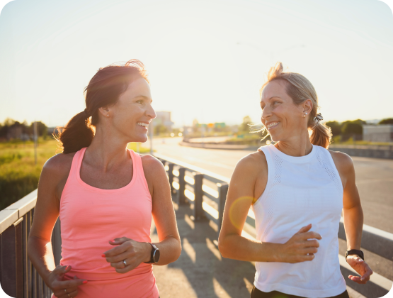 Two women jogging, different hydration needs
