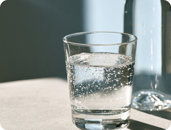 Mineralwasser, Glas voll mit Wasser zeigt Mineralstoffe