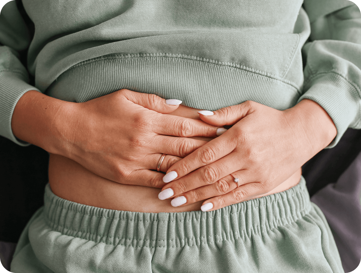 Frau haltet ihren Bauch, Darm bei Laktose unterstutzen
