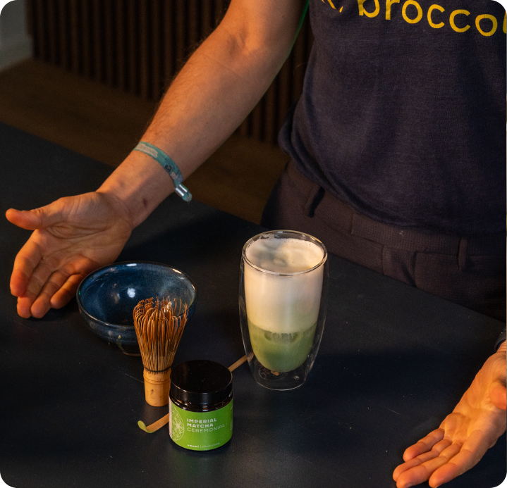 Grüner Tee Pulver, Imperial Matcha mit Bambusbeesen, Chasen, Matchabesen