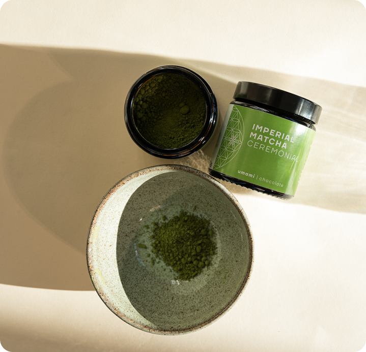 Grüner Tee Pulver, Imperial Matcha mit Bambusbeesen, Chasen, Matchabesen
