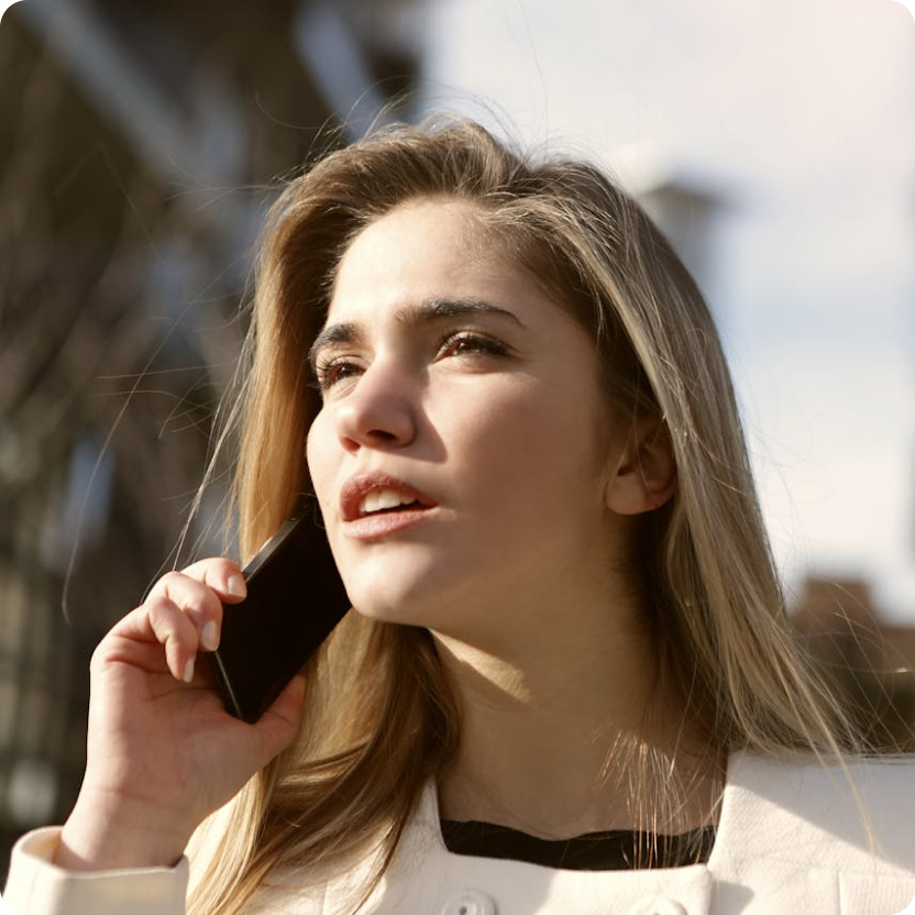 frau am telefon