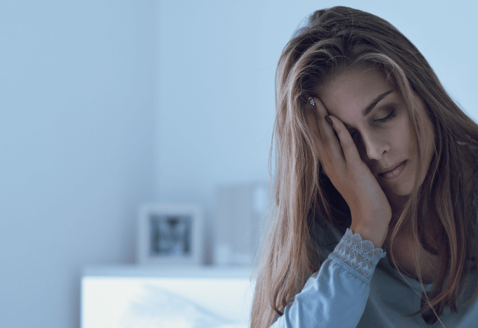 Frau, müde mit Schlafproblemen