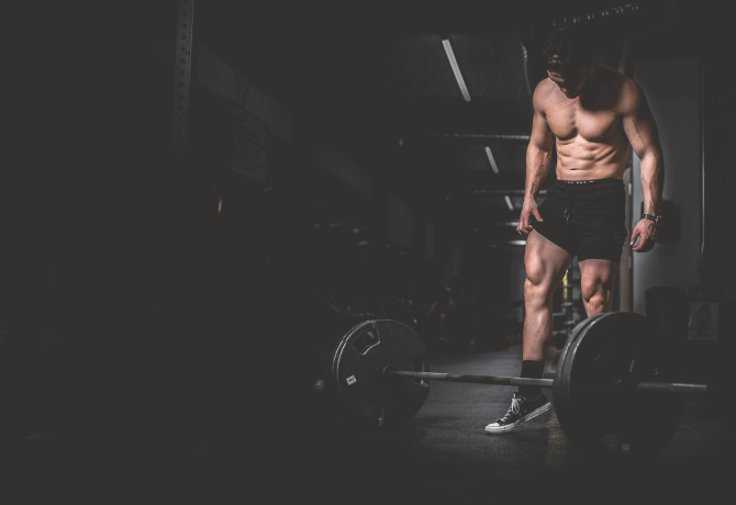 Muskuloeser Mann beim Gewichtheben während des Trainings, Muskelwachstum, Epigenetik, Mitochondrien