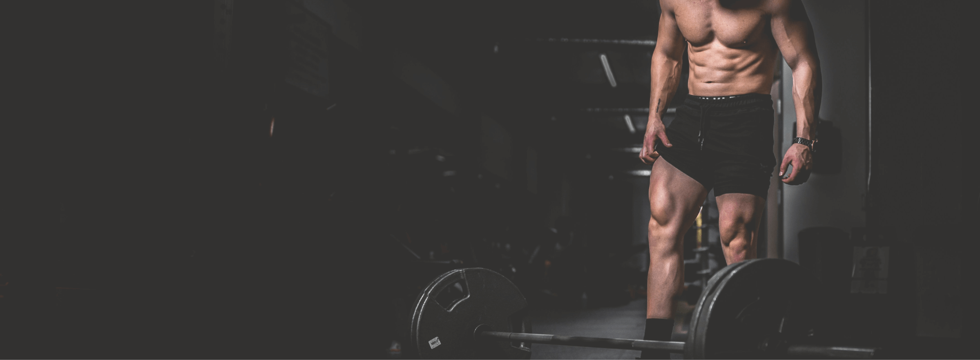 Muskuloeser Mann beim Gewichtheben während des Trainings, Muskelwachstum, Epigenetik, Mitochondrien